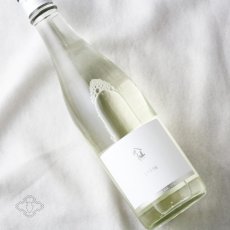 画像1: 陸奥八仙 V1116 白ワイン酵母仕込み 720ml（日本酒 八戸酒造 むつはっせん） (1)