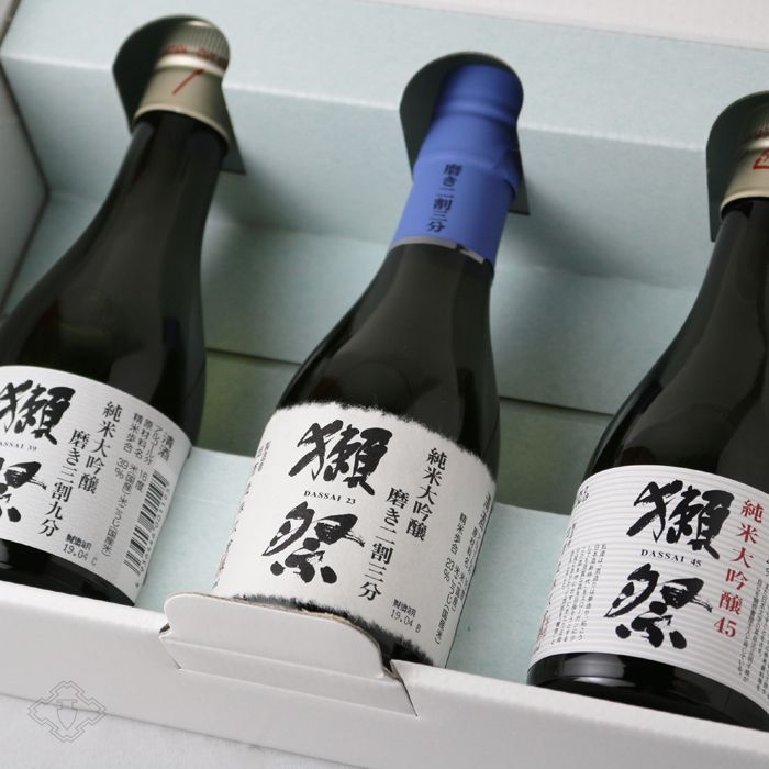 日本の伝統ふろしきで包む旭酒造の獺祭おためしセット